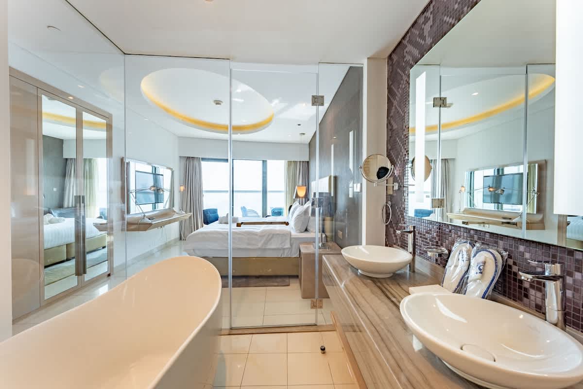 Luxury 3BR Apartment with Pool & Gym in Dubai - Image 24