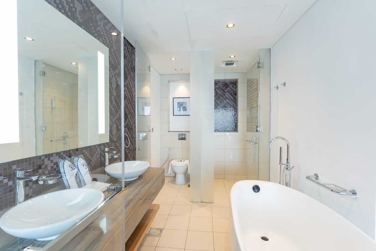 Luxury 3BR Apartment with Pool & Gym in Dubai - Image 16