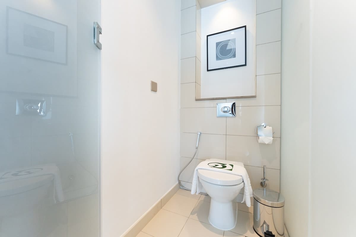 Luxury 3BR Apartment with Pool & Gym in Dubai - Image 29