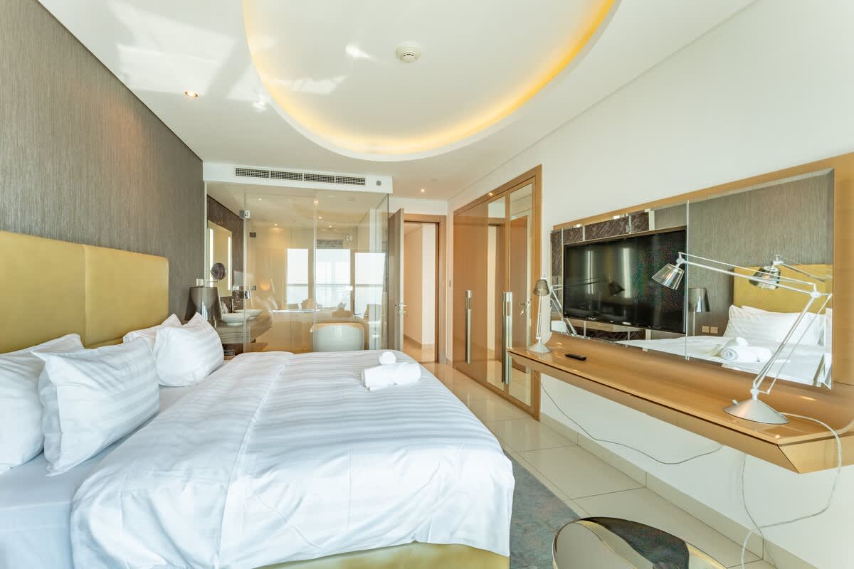 Luxury 3BR Apartment with Pool & Gym in Dubai - Image 12