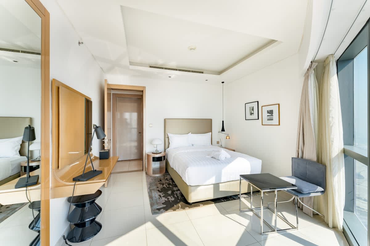 Luxury 3BR Apartment with Pool & Gym in Dubai - Image 17