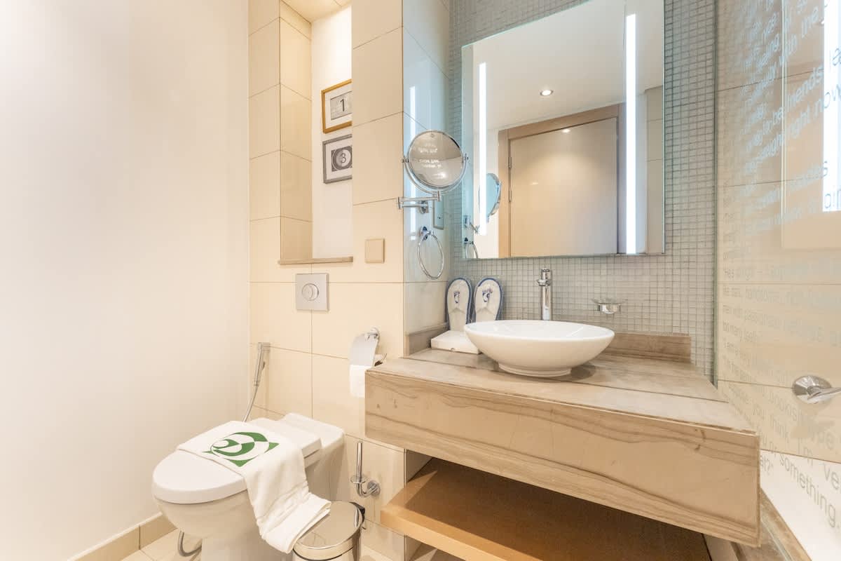 Luxury 3BR Apartment with Pool & Gym in Dubai - Image 27