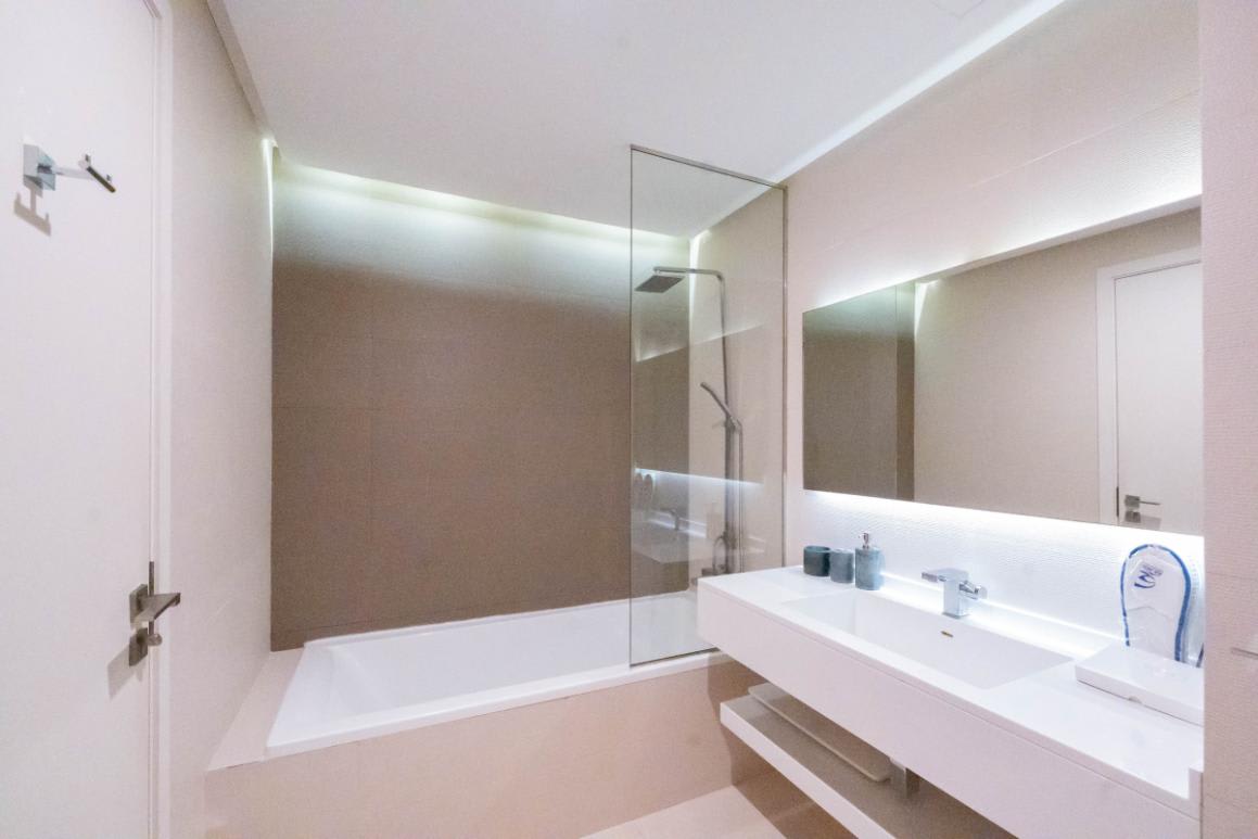 West Avenue: Stylish 1BR near Dubai Attractions - Image 12