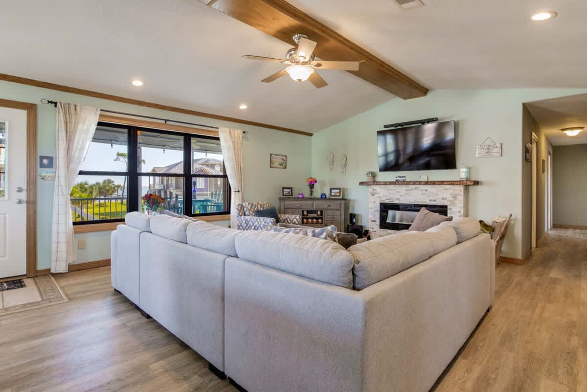 Seahorse Gameroom Hot Tub Kayak Water Access