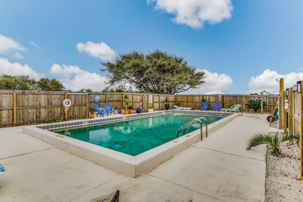 Beachside Townhouse w Community Pool Patio