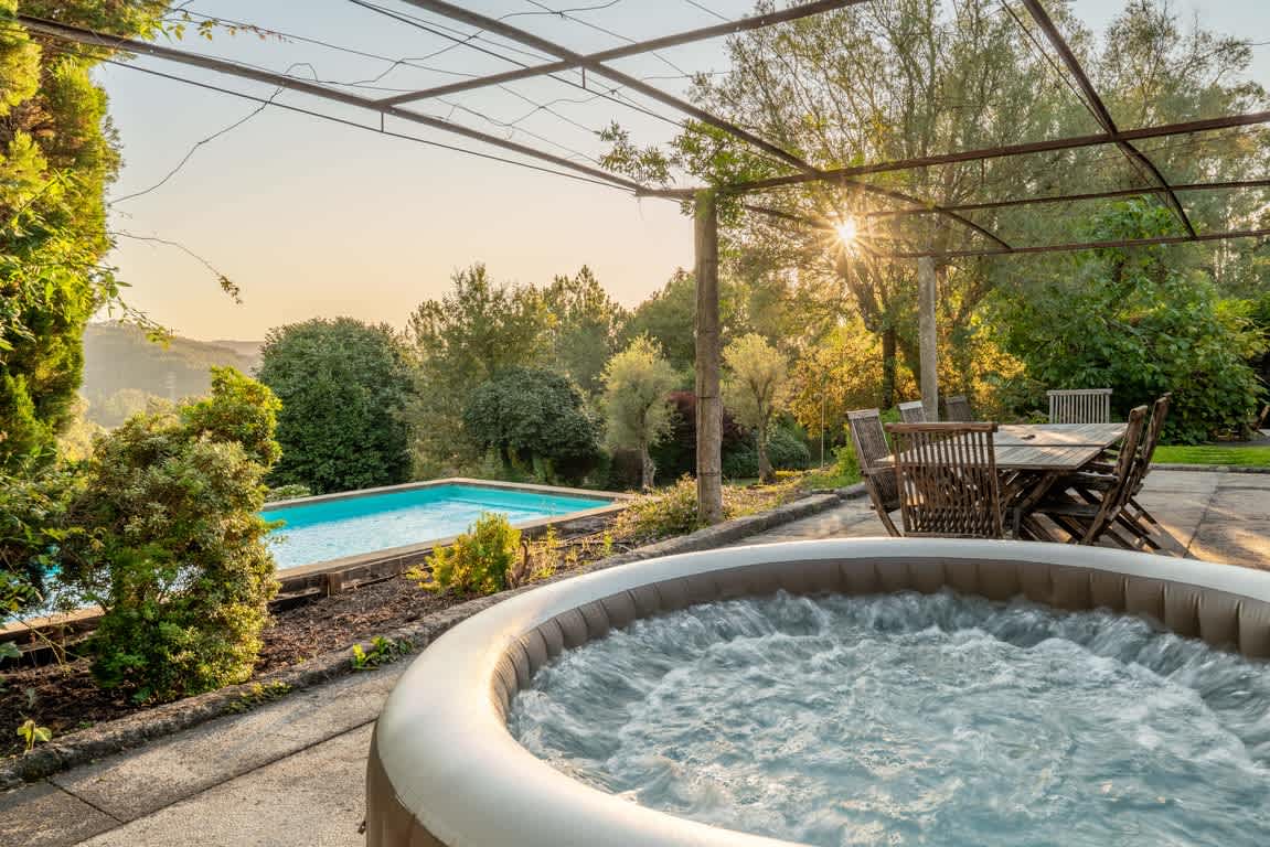 São Julião Retreat | Pool, Jacuzzi & Garden Escape