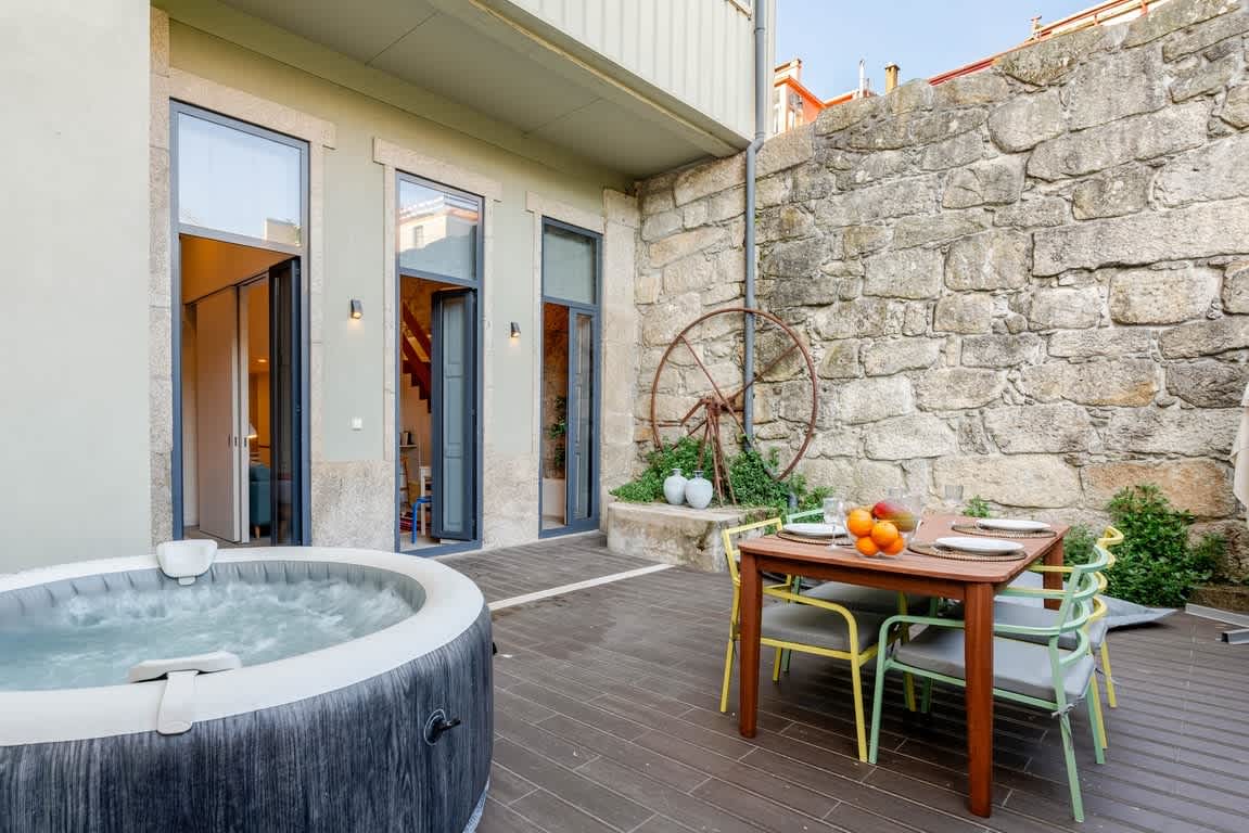 Invictus Escape – Jacuzzi & Charm in the City