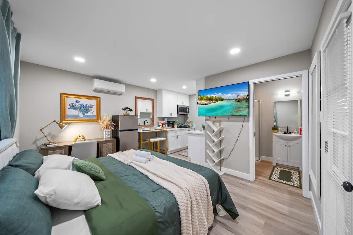 Modern Studio w King Bed, Full Kitchen, Gated Yard — Spring Valley, CA — vacation rental