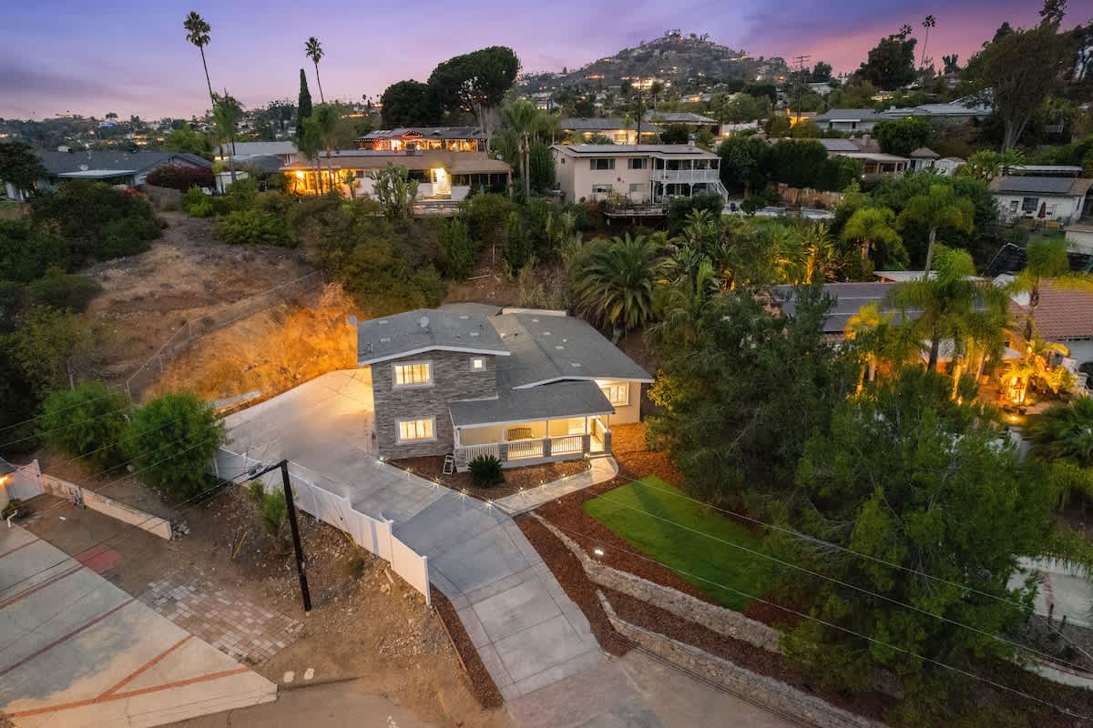 6 Beds, Hot Tub, King Bed, 6 Parking, Big Yard — Spring Valley, CA — vacation rental