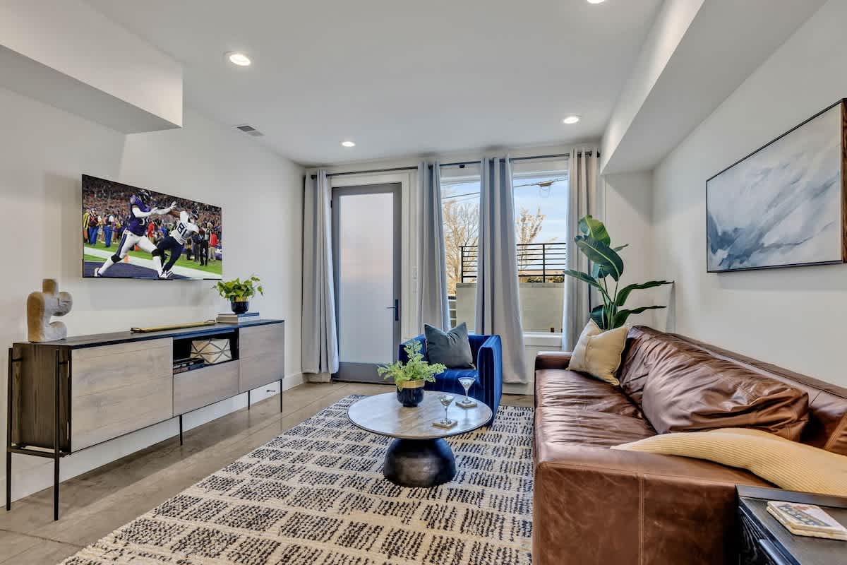 Enchant - Stunning City Views - Modern Luxe 4