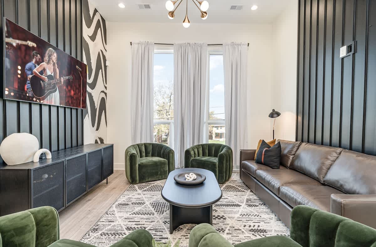 LUXE-Blanco-Modern Luxury-Stunning City Views 5