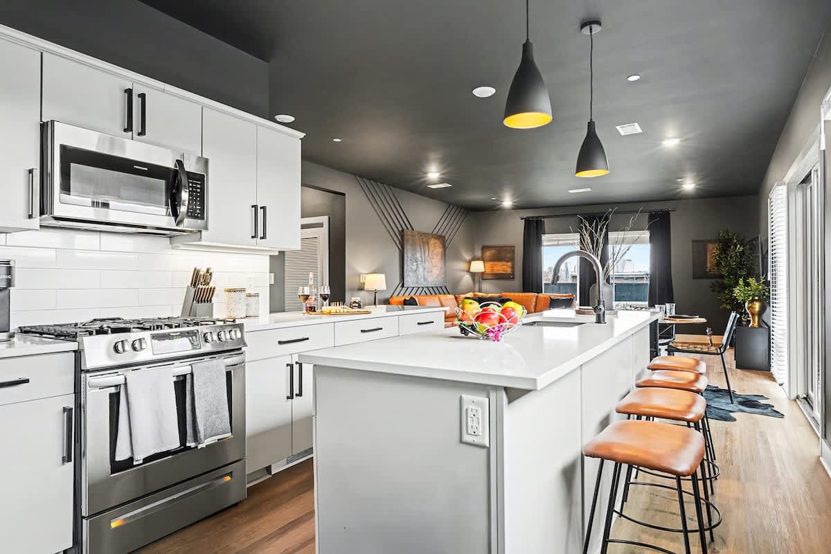 Sunset-Expansive Patio & Hot Tub-Mins to Broadway 3