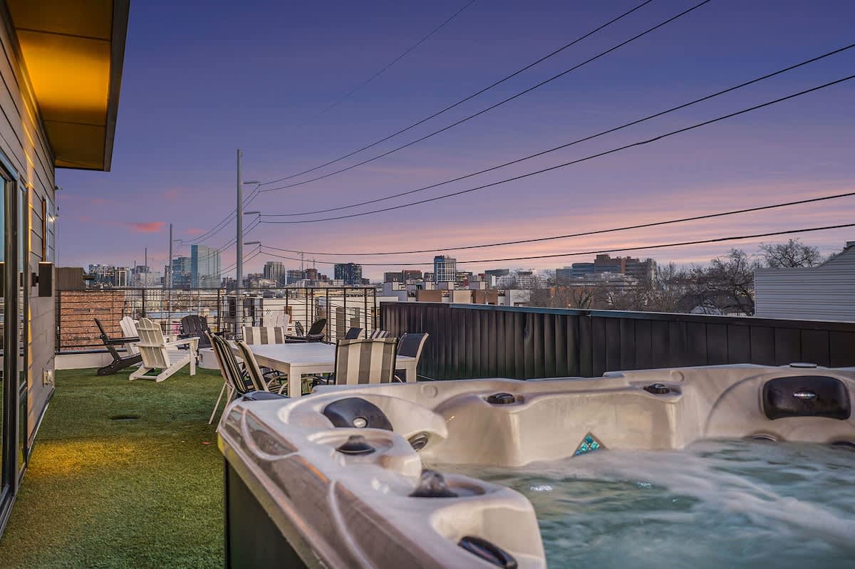 Sunset-Expansive Patio & Hot Tub-Mins to Broadway 2