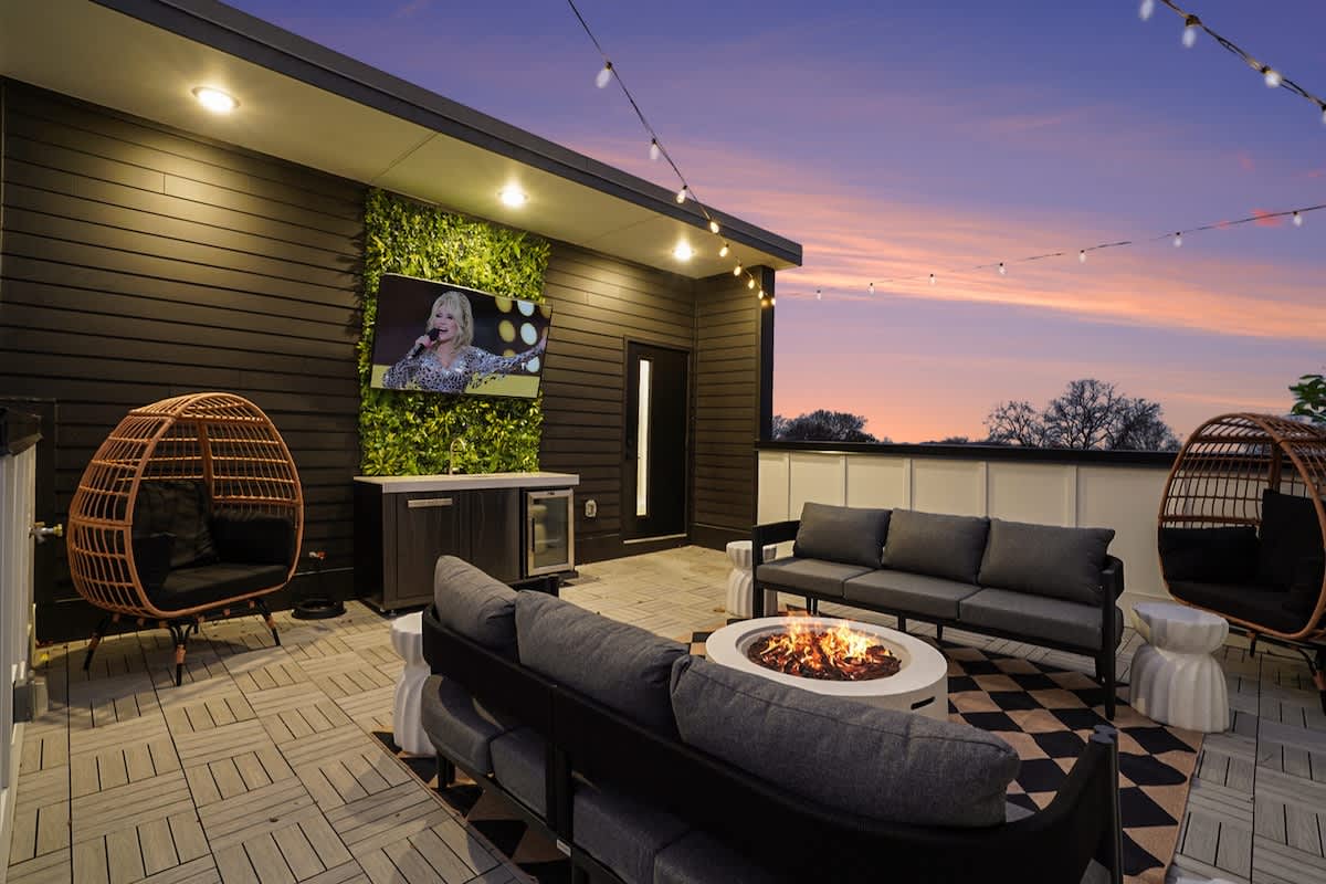 Halo-Rooftop Patio & Game Room-Mins to Broadway