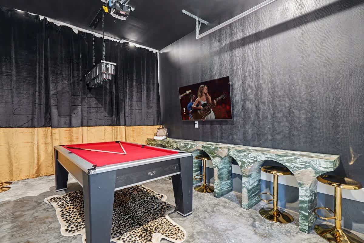 Halo-Rooftop Patio & Game Room-Mins to Broadway 3