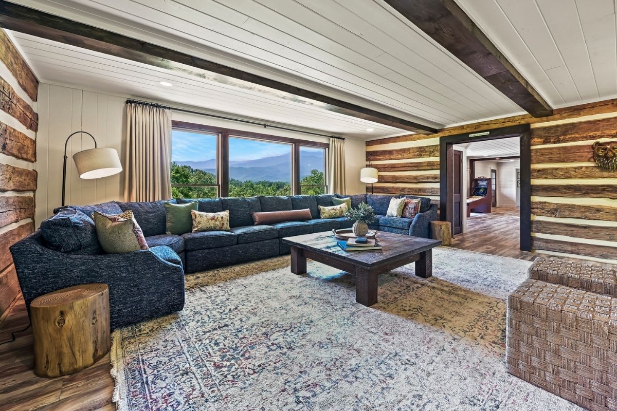 Featured Property Far Horizons Lodge