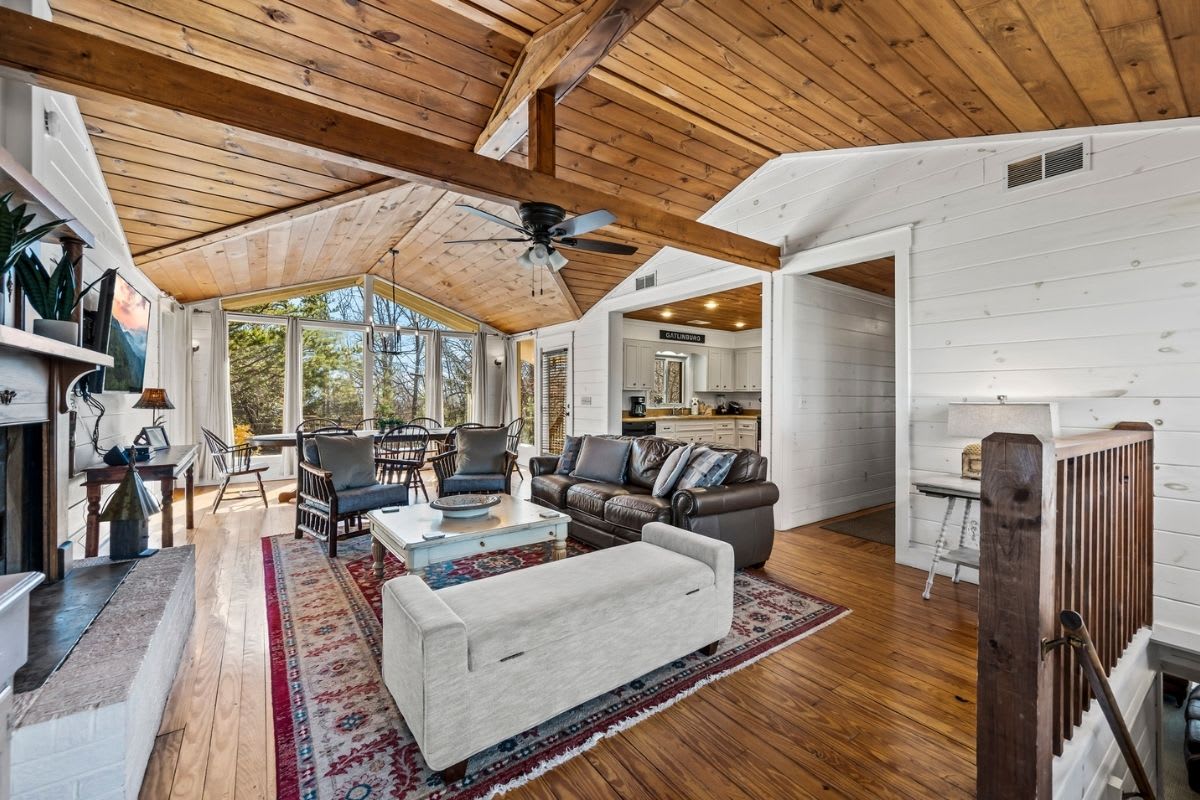 Mountain Laurel House 10