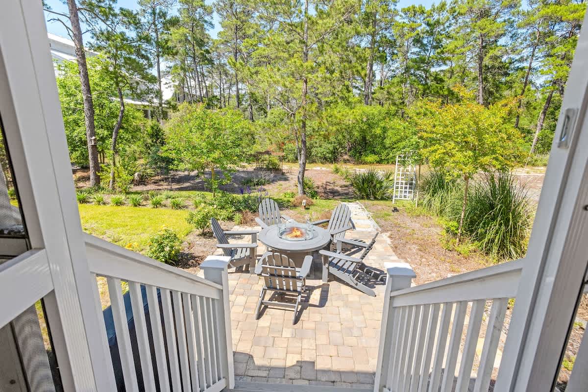 Enjoy the outdoor gas fire pit in the evenings!