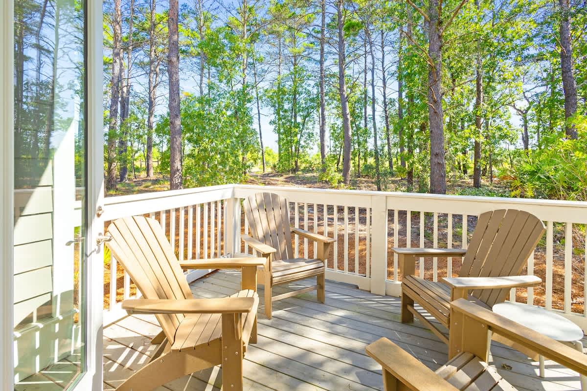 Beautiful private patio to enjoy your morning coffee!