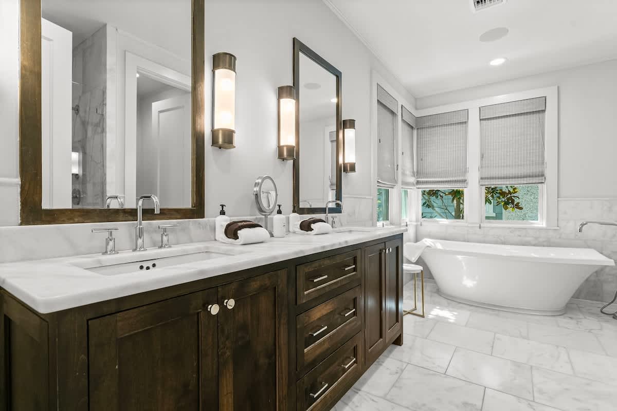 Ensuite features a soaking tub & walk-in shower.