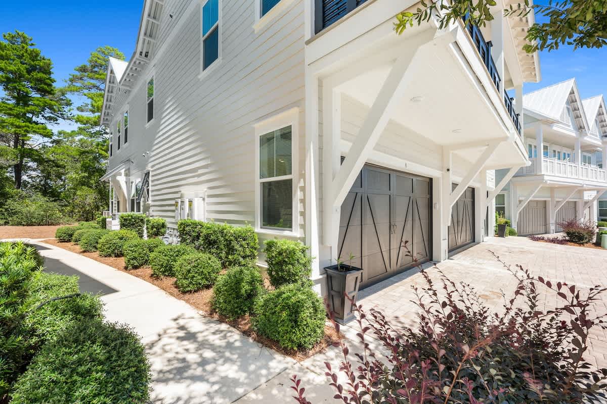 Sidewalk to enter the home.