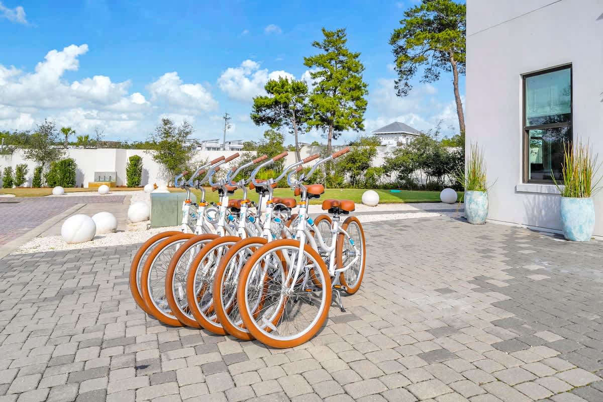 6 adult bikes included in your stay!