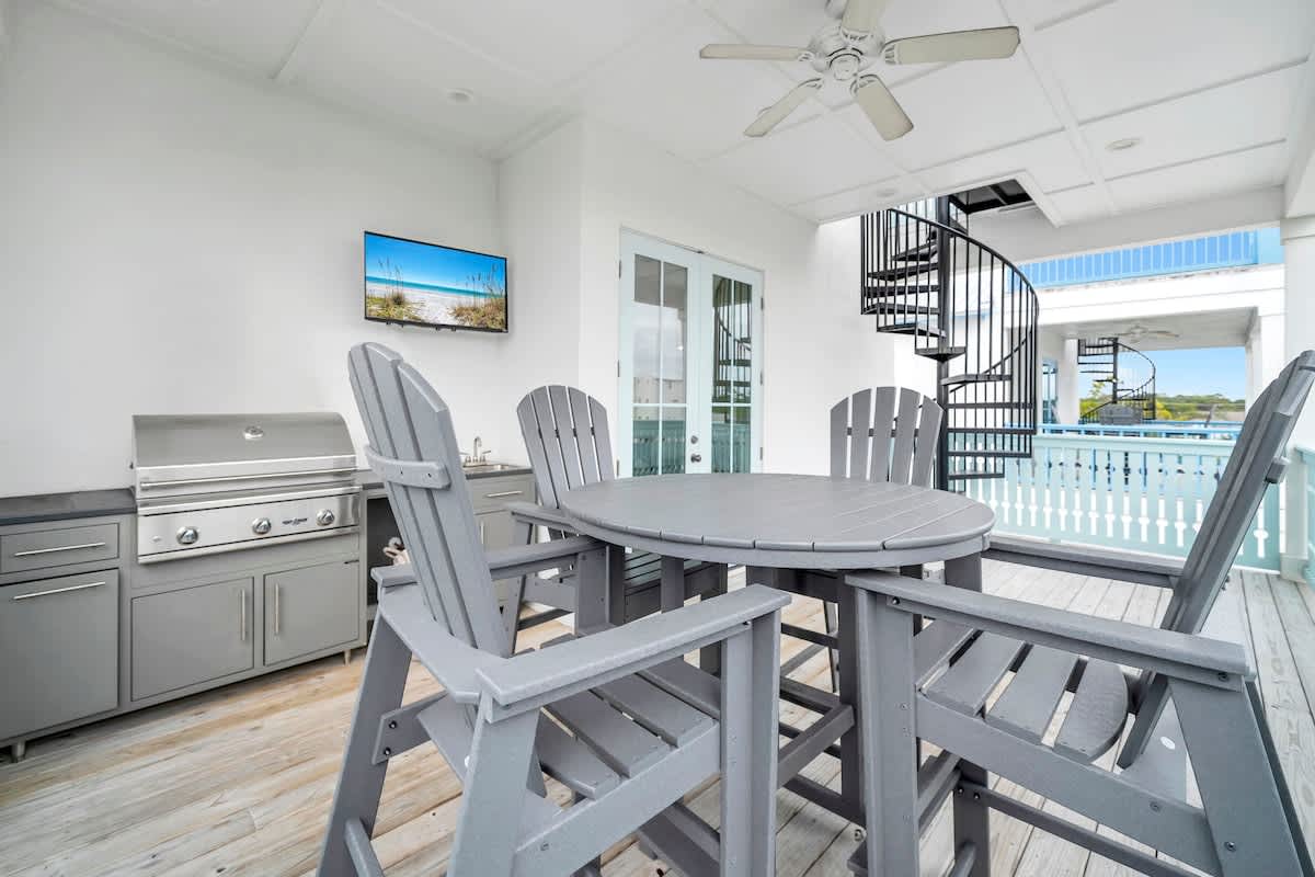 Third floor balcony retreat with seating and an outdoor grill!