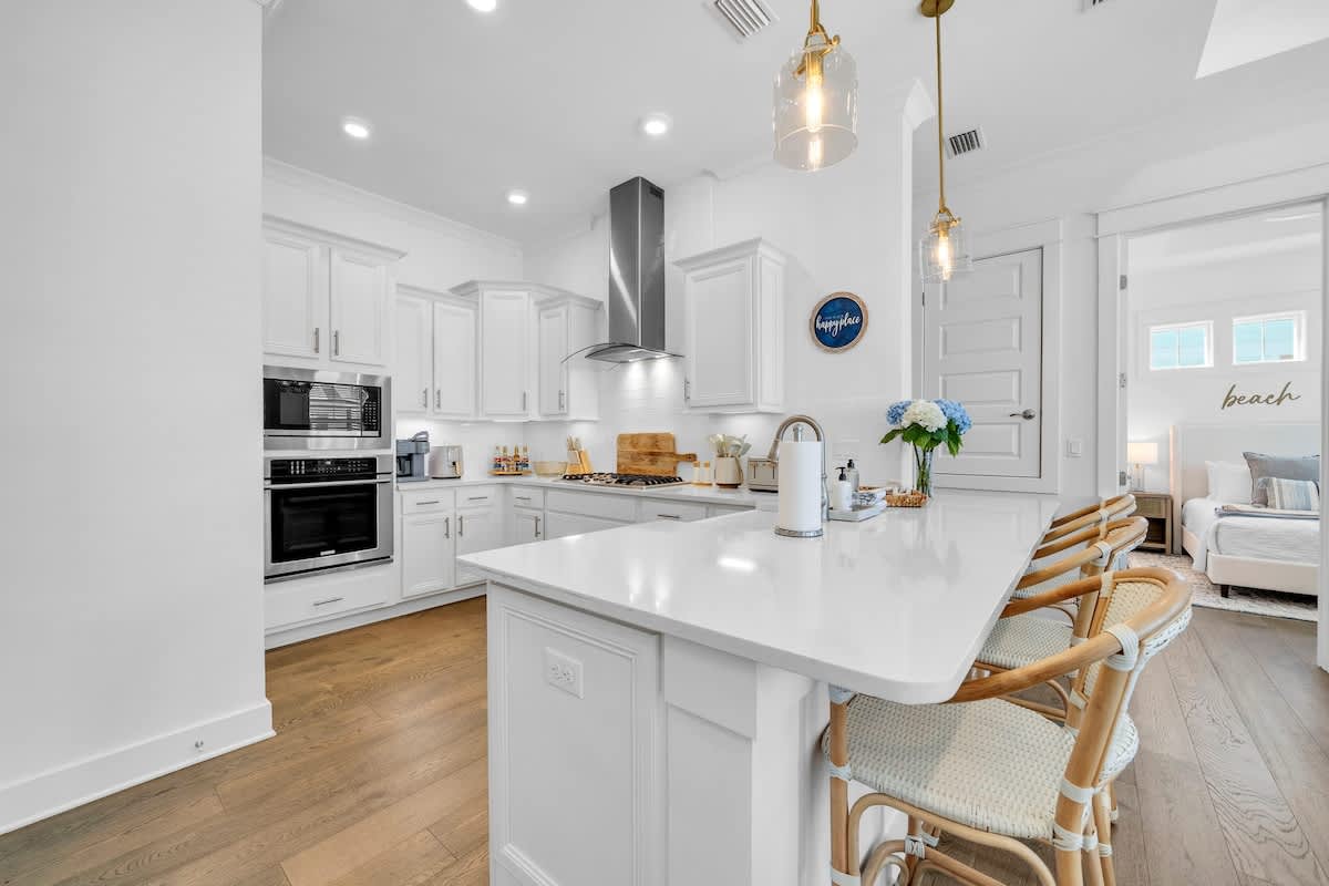 Enjoy the fully stocked kitchen!