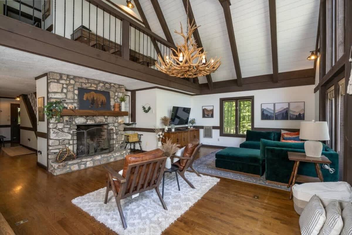 Cozy Mountain Retreat for Summer Escape — interior 1