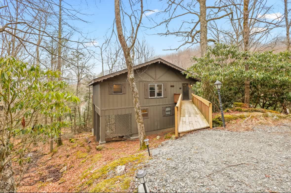 4BR Chalet-A/C-New deck! Calm Creek-Quiet-2 Kings — interior 1