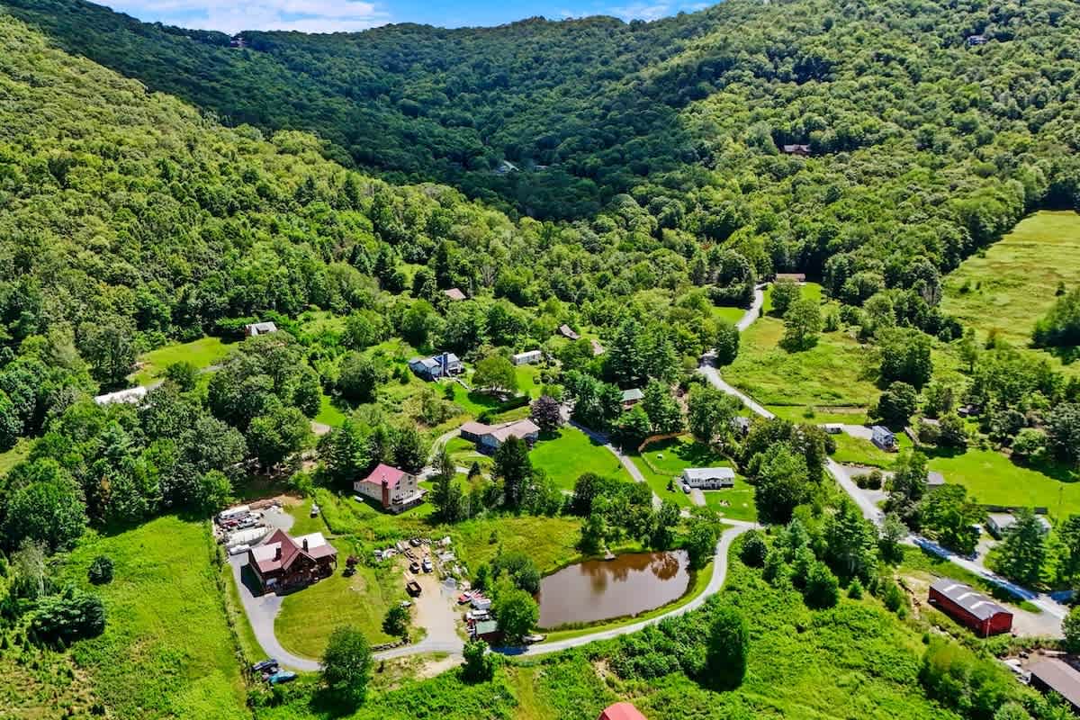 Slope views-Sleeps 16-Gameroom-6BR-10 beds-Firepit — interior 1