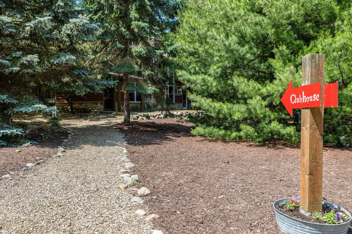 Easy signage shows you the way to community amenities.