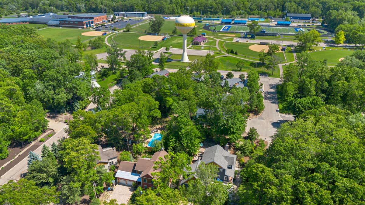 Soaring above the treetops, this magnificent house blends seamlessly with its natural surroundings!