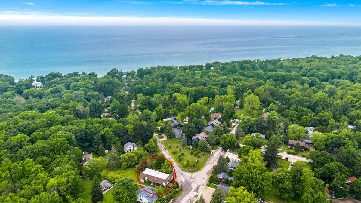 Walking distance to Pier Street Beach.