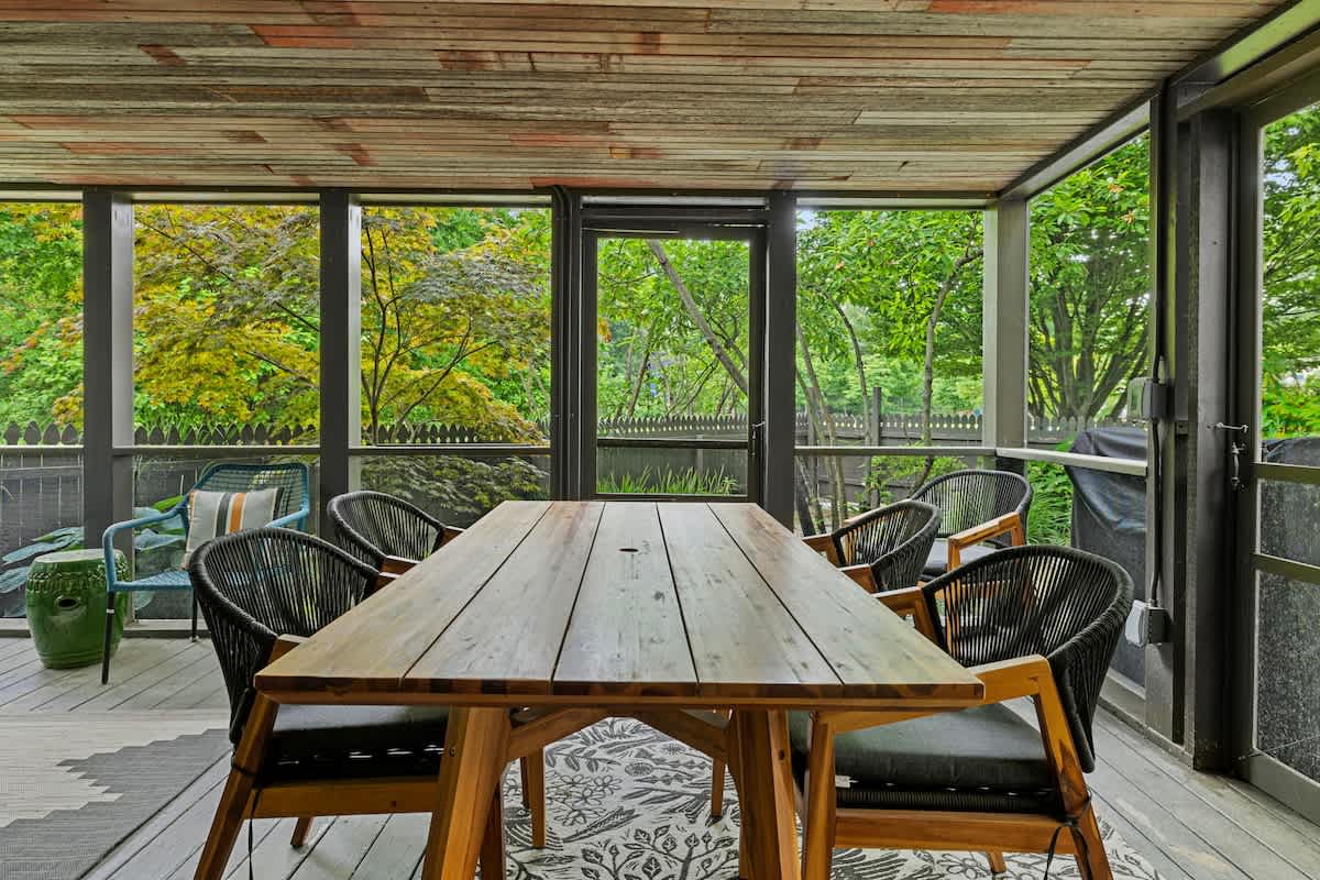 Take the party outside for some alfresco dining and family vacation entertainment.