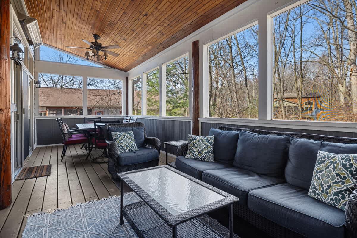 This enclosed porch has all the creature comforts y'all might need. Mm-hmm.