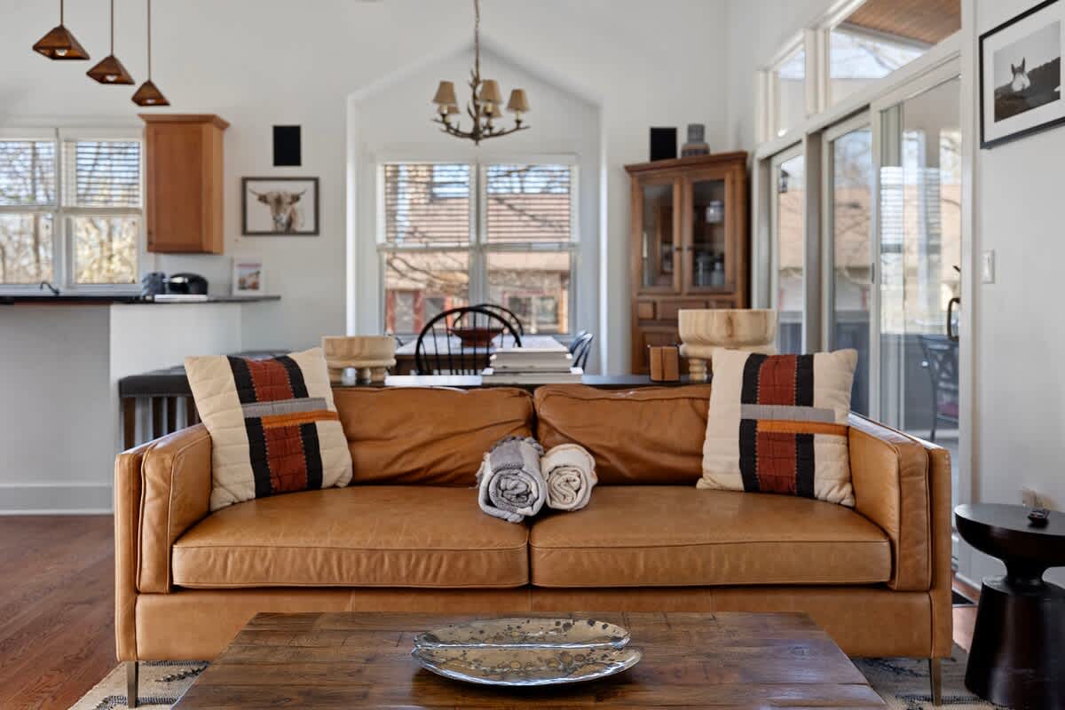 Gorgeous furnishings and hand-selected decor are in abundant supply. Oh, yeah!