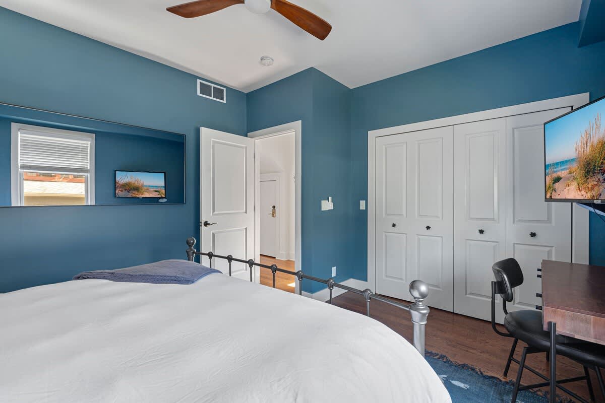 Cool color combo. Cushy bed. Flat-screen TV. Plenty of storage space. Heck yes.