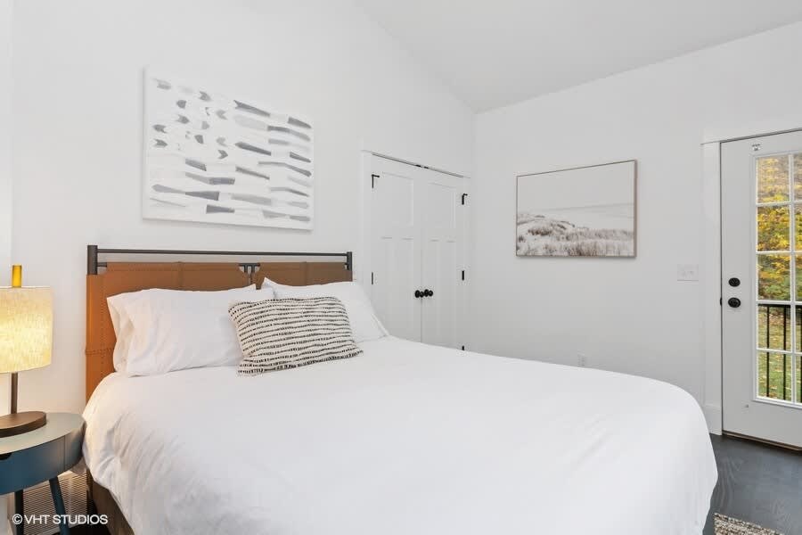 Bedroom 3 has queen-size bed.