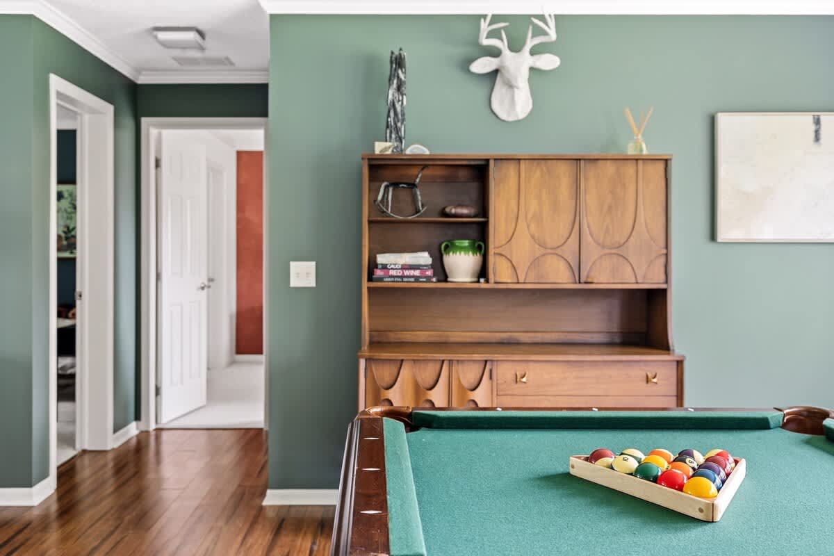 Enjoy the billiard table as well as the fantastic views of the outside.
