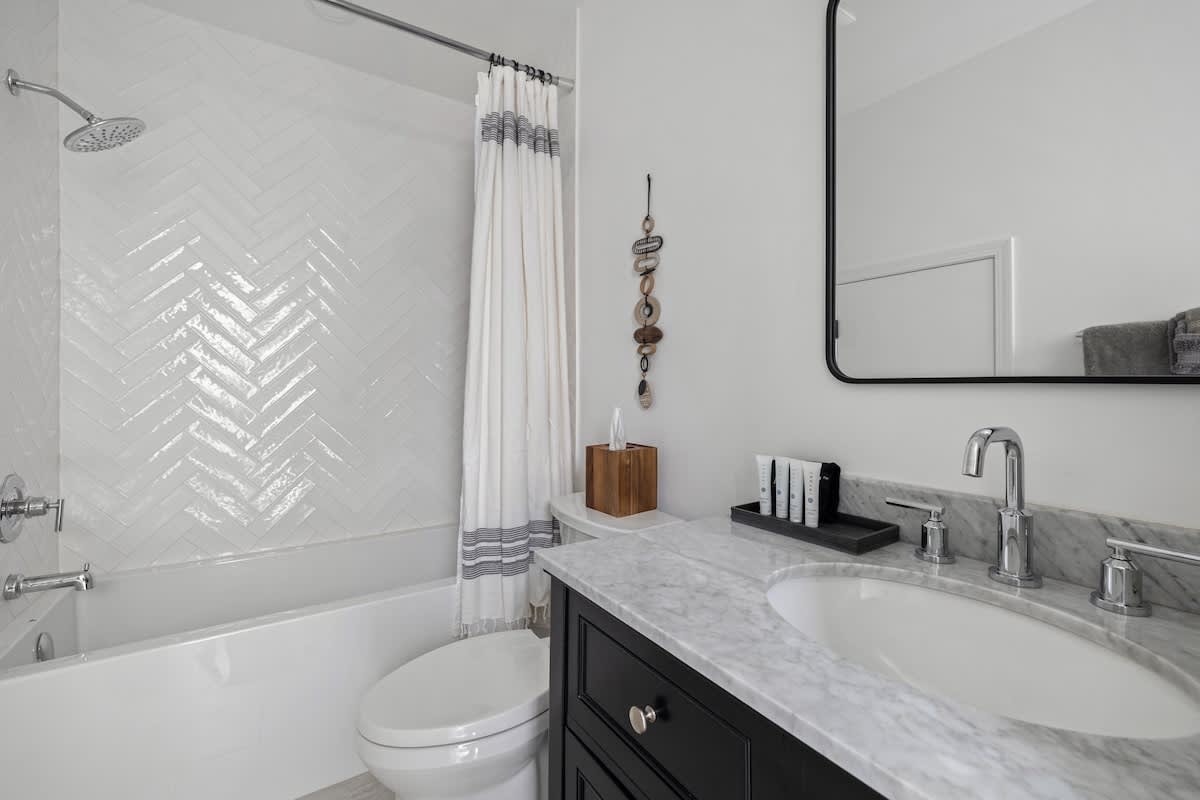 The 2nd bathroom has a convenient shower/tub combo - great for kids!