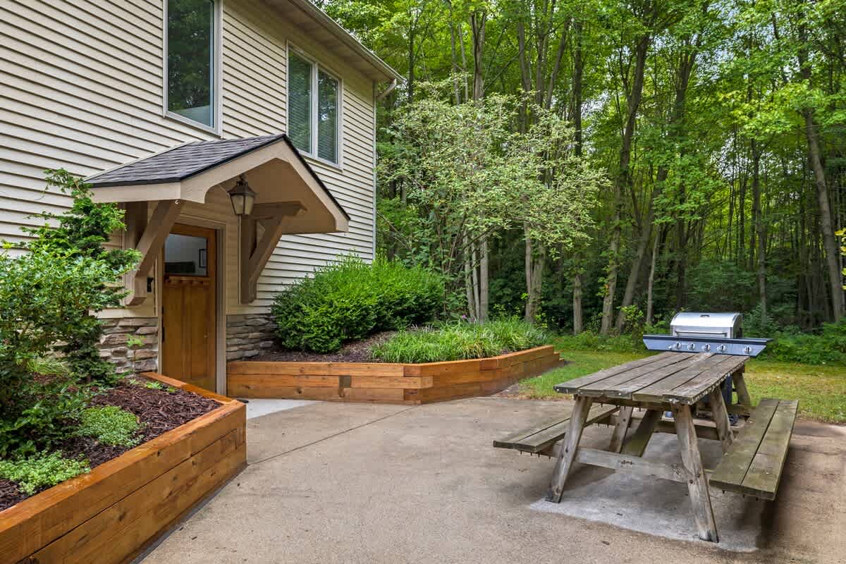 Enjoy alfresco meals on the outdoor picnic table.