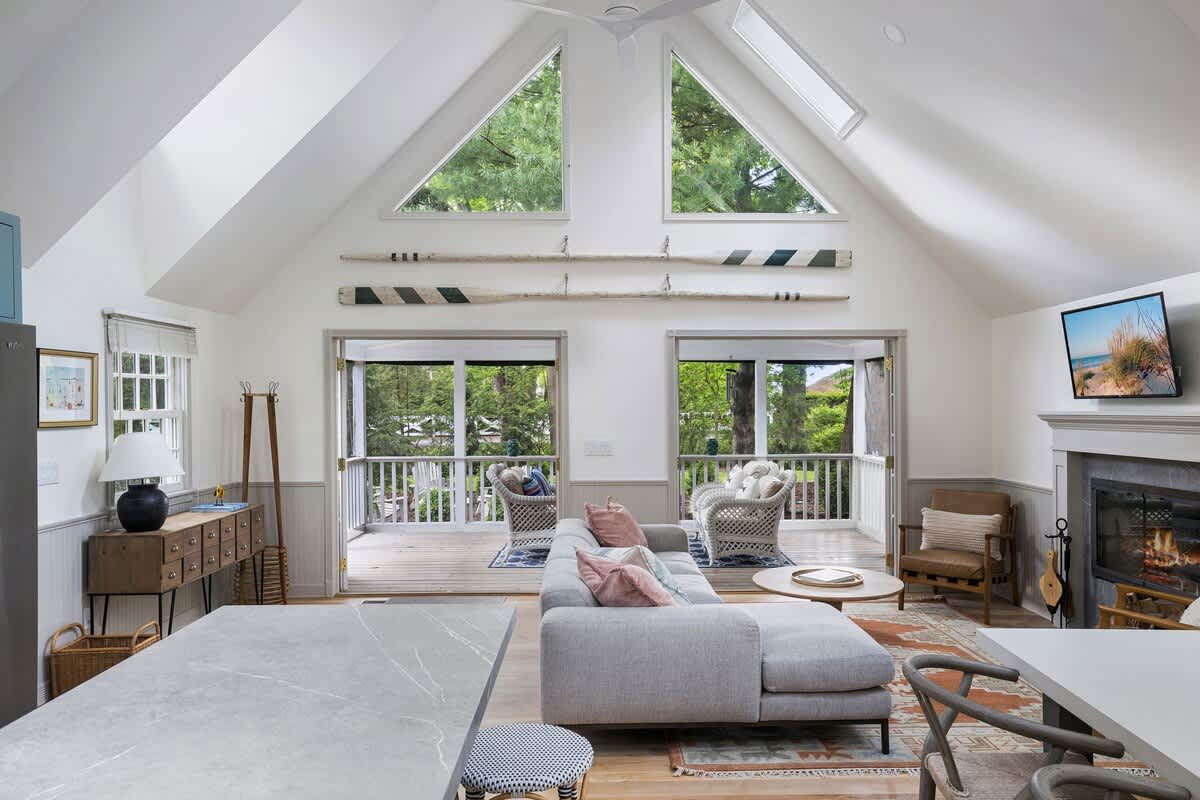 High windows and vaulted ceilings with natural light enhance the Songbird’s airy atmosphere