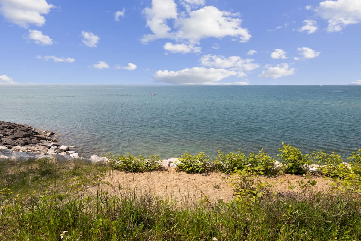 Lake MI Getaway does not have a private beach - access is 2 blocks away.