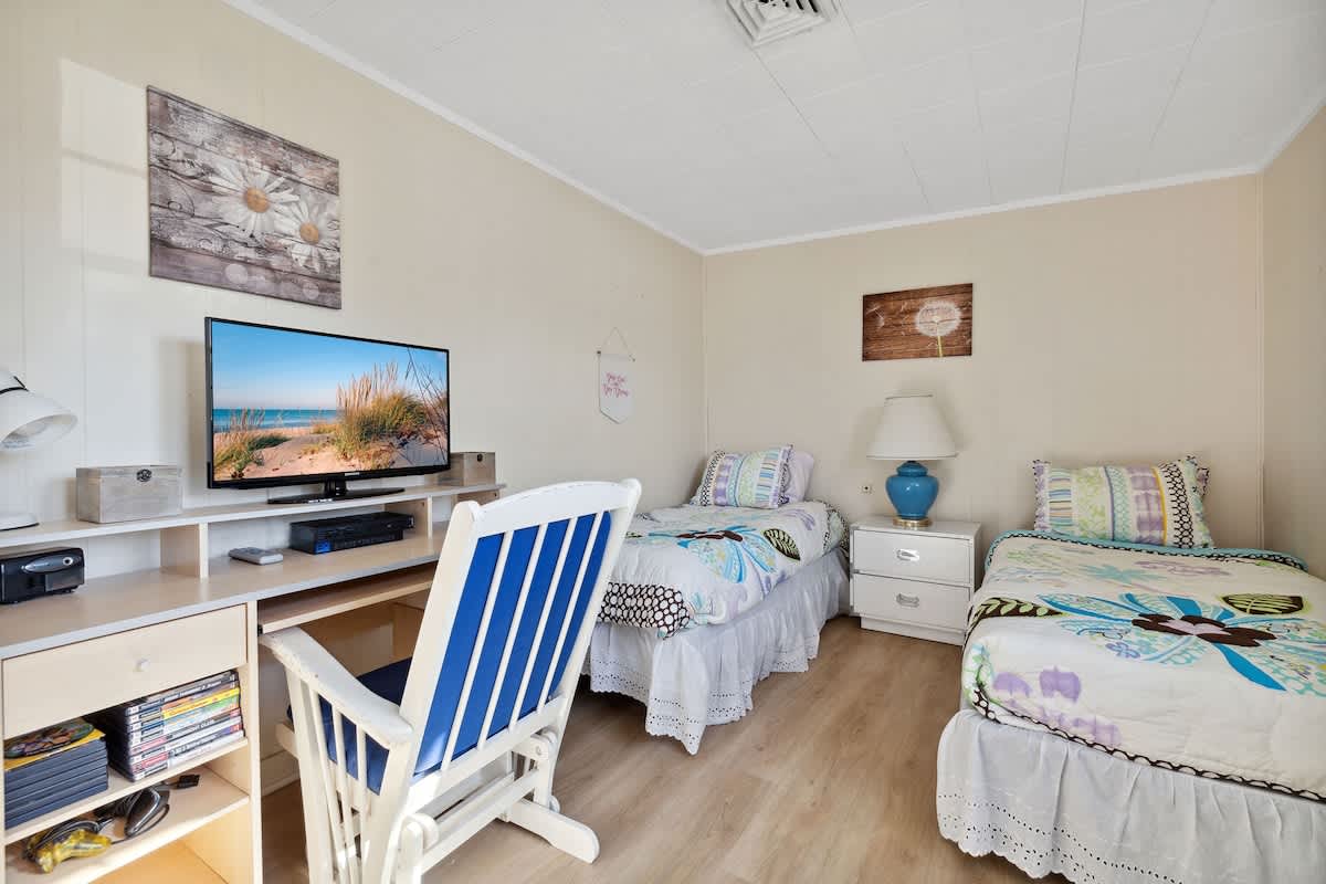 Bedroom 3 has 2 twin-size beds.