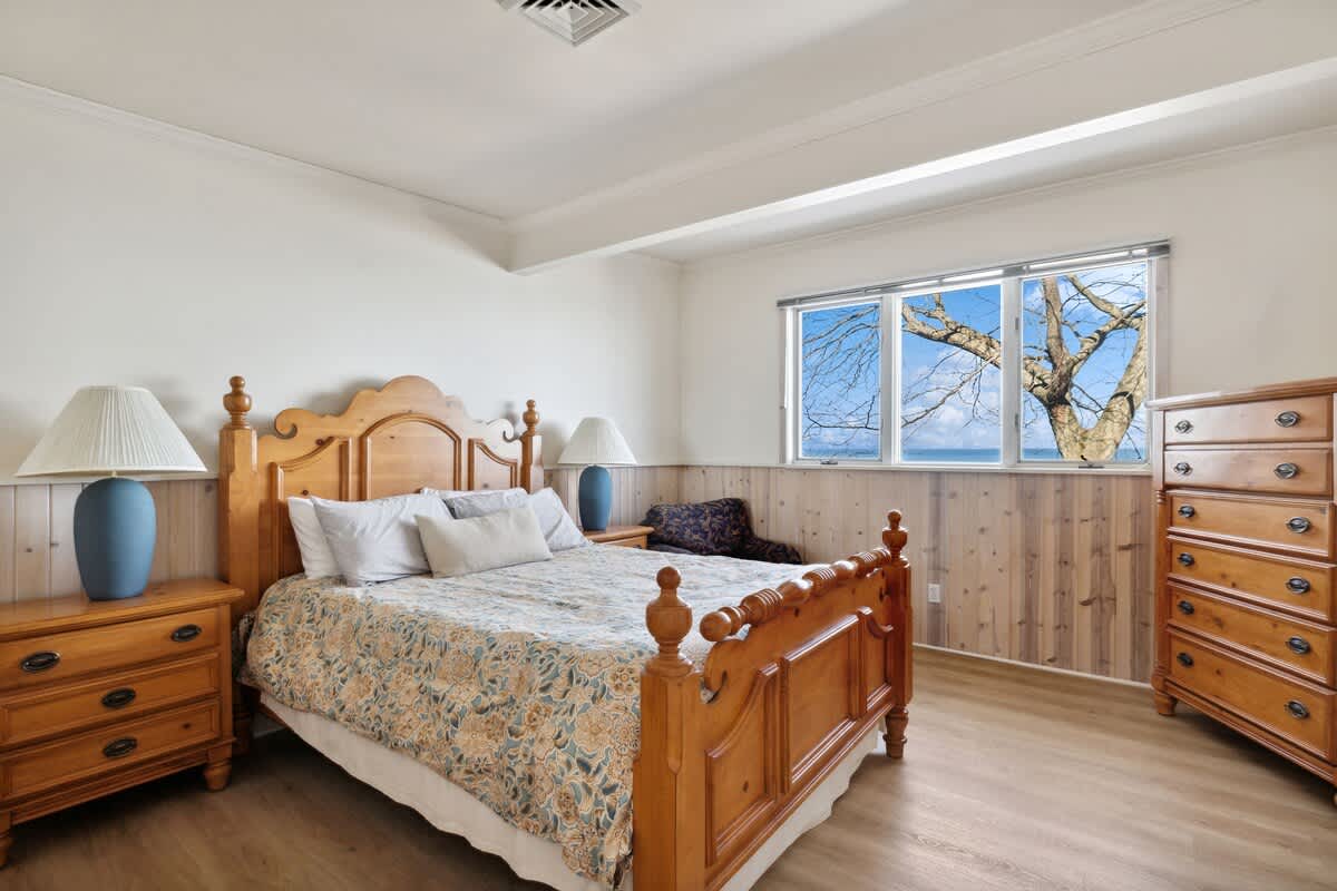 Primary bedroom has a queen-size bed.