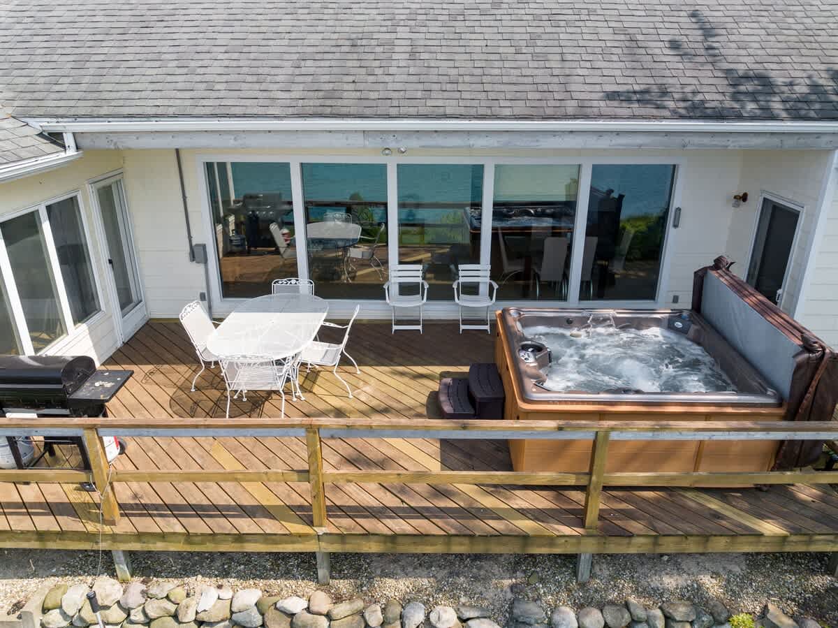 This is a nice spot for al fresco meals by the lake!