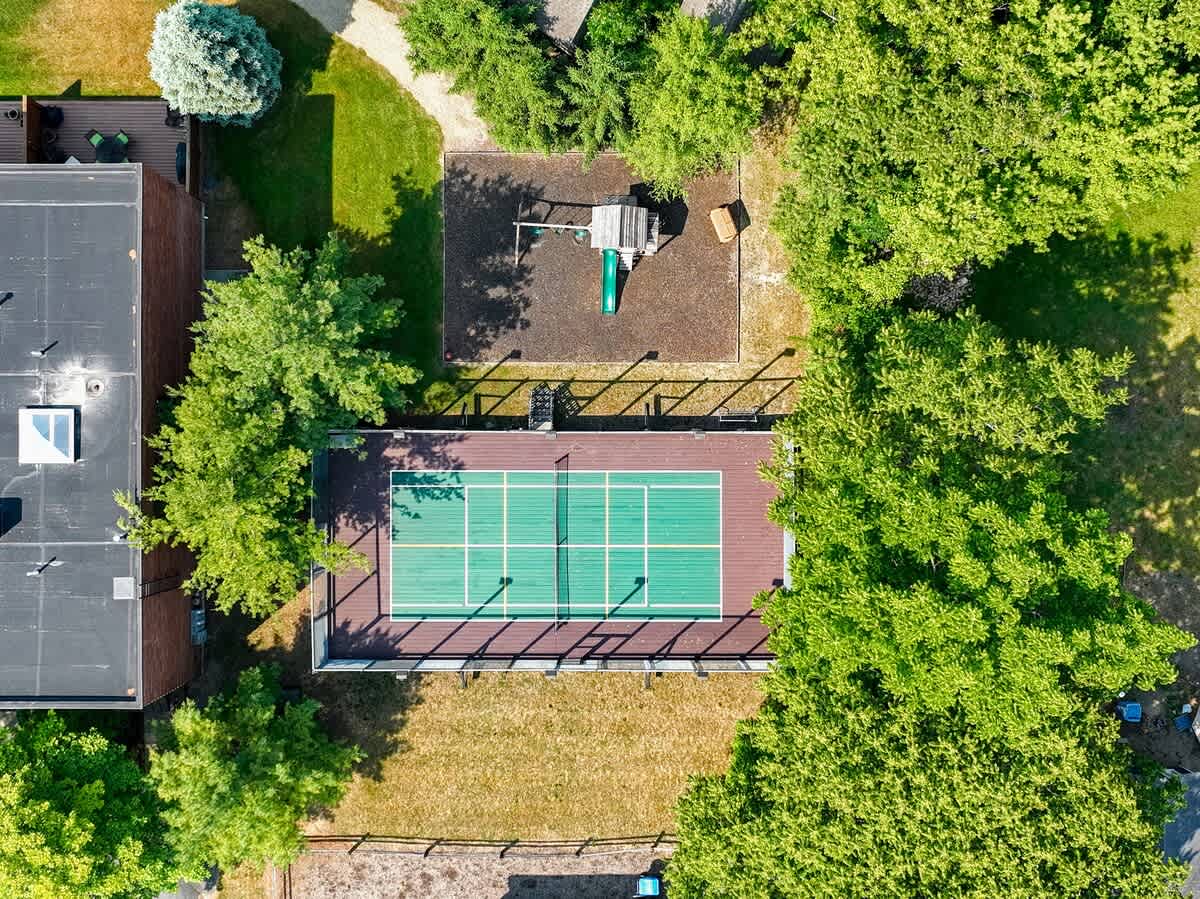 The community also has a playground and tennis courts for guest use.