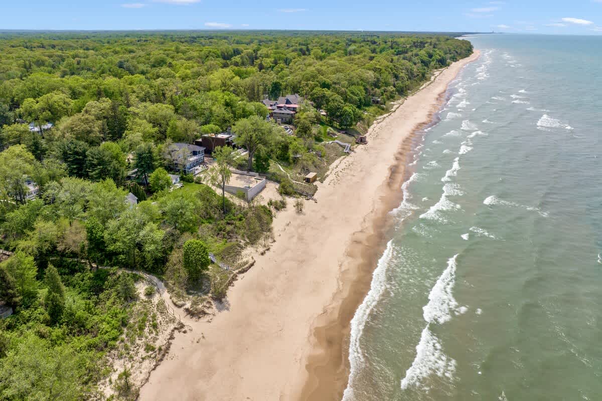 The Luna Gowdy private beach is just a few minutes’ walk.
