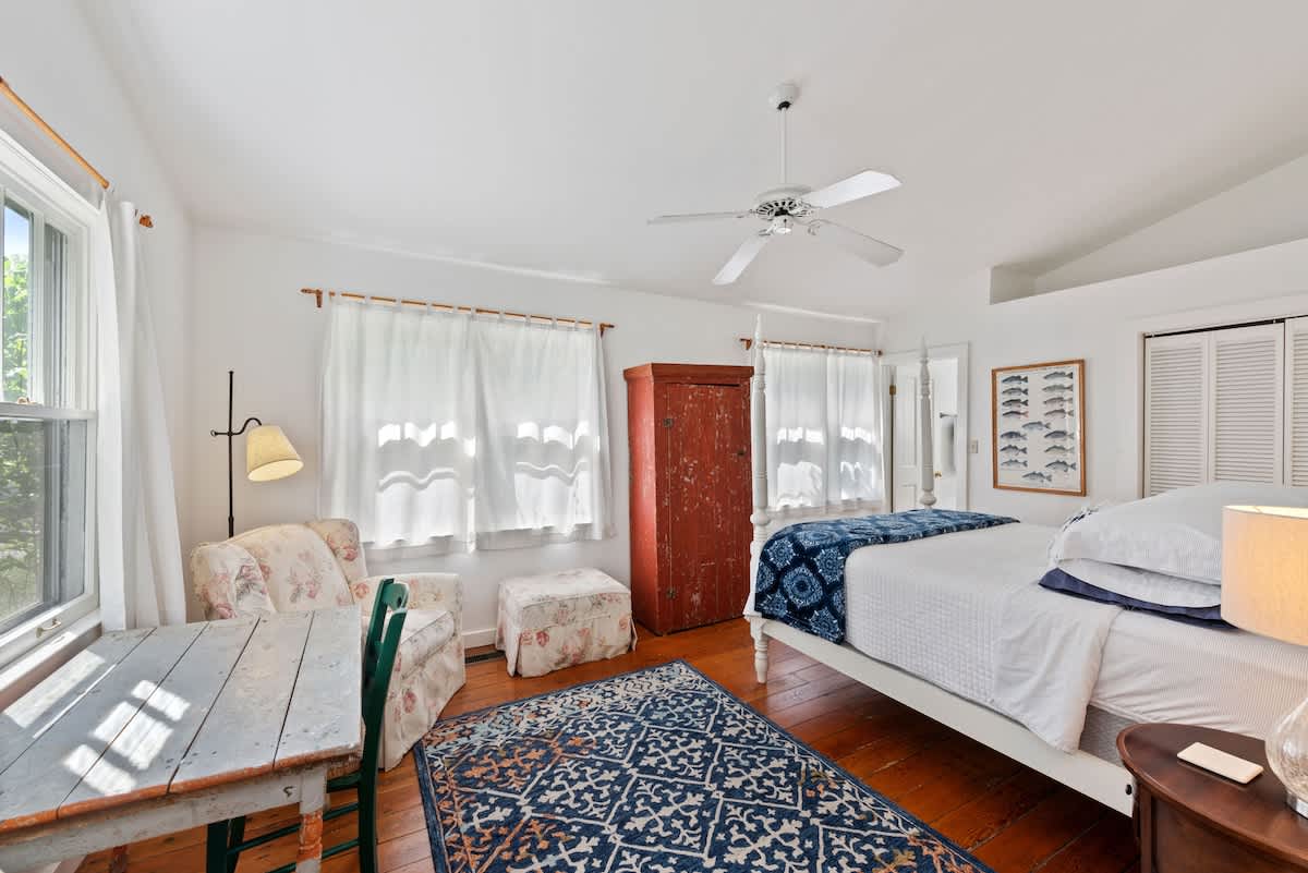 Primary bedroom has a queen-size bed.